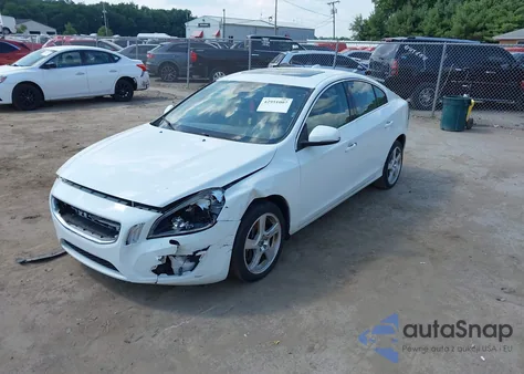 2013 Volvo S60 T5/T5 Platinum/T5 Premier/T5 Premier Plus z USA, uszkodzony, nr VIN YV1612FS3D1213952